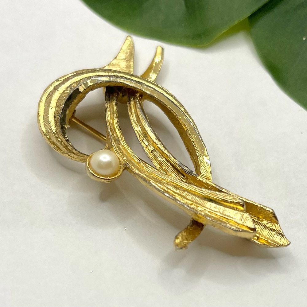 B.S.K brooch - B.S.K. 1960s Costume Jewelry Shining Design Brooch